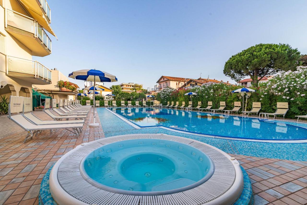 Universal Hotel Cervia Exterior foto