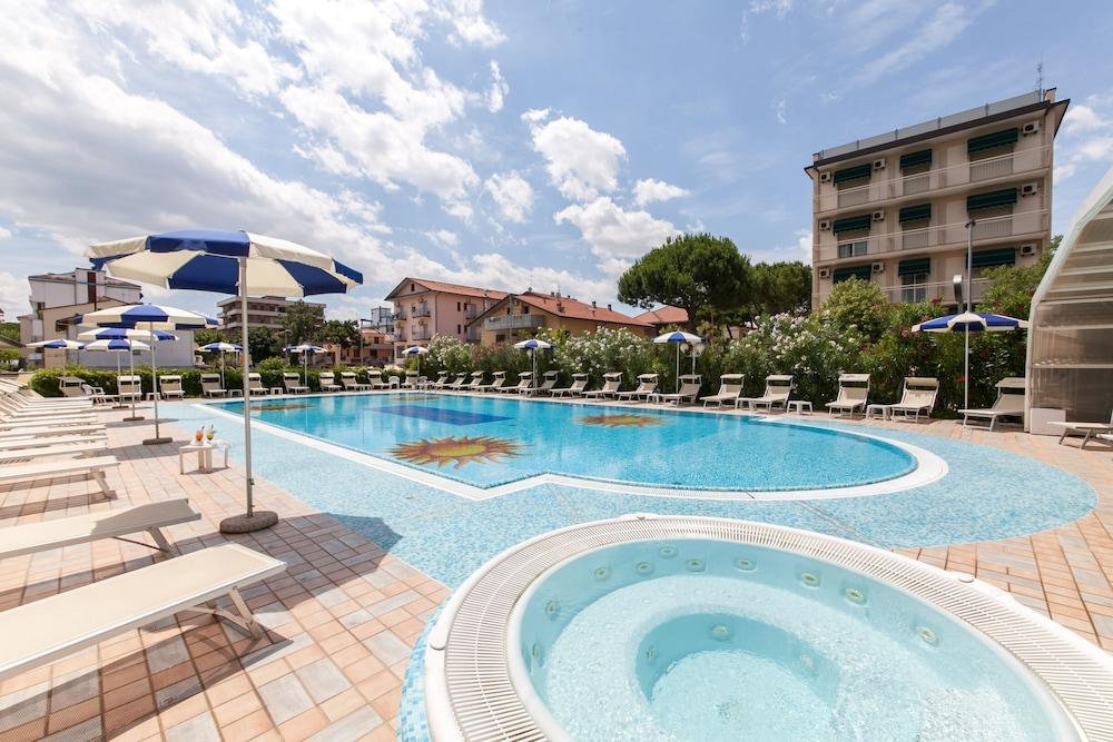 Universal Hotel Cervia Exterior foto