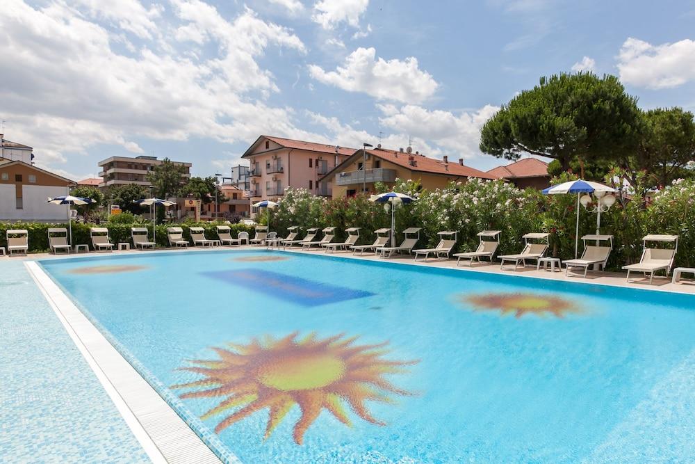 Universal Hotel Cervia Exterior foto