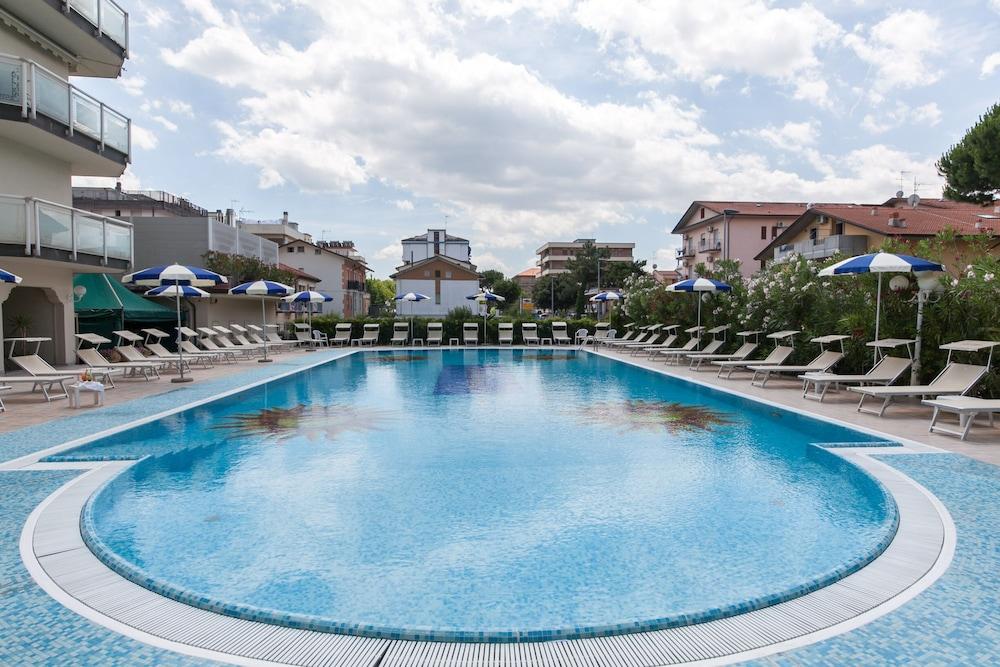 Universal Hotel Cervia Exterior foto